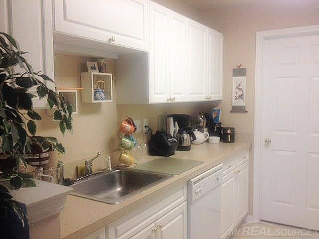 3597 Tremonte Circle Rochester, MI 48306 - Photo 6 of 10 31250205-5.JPG