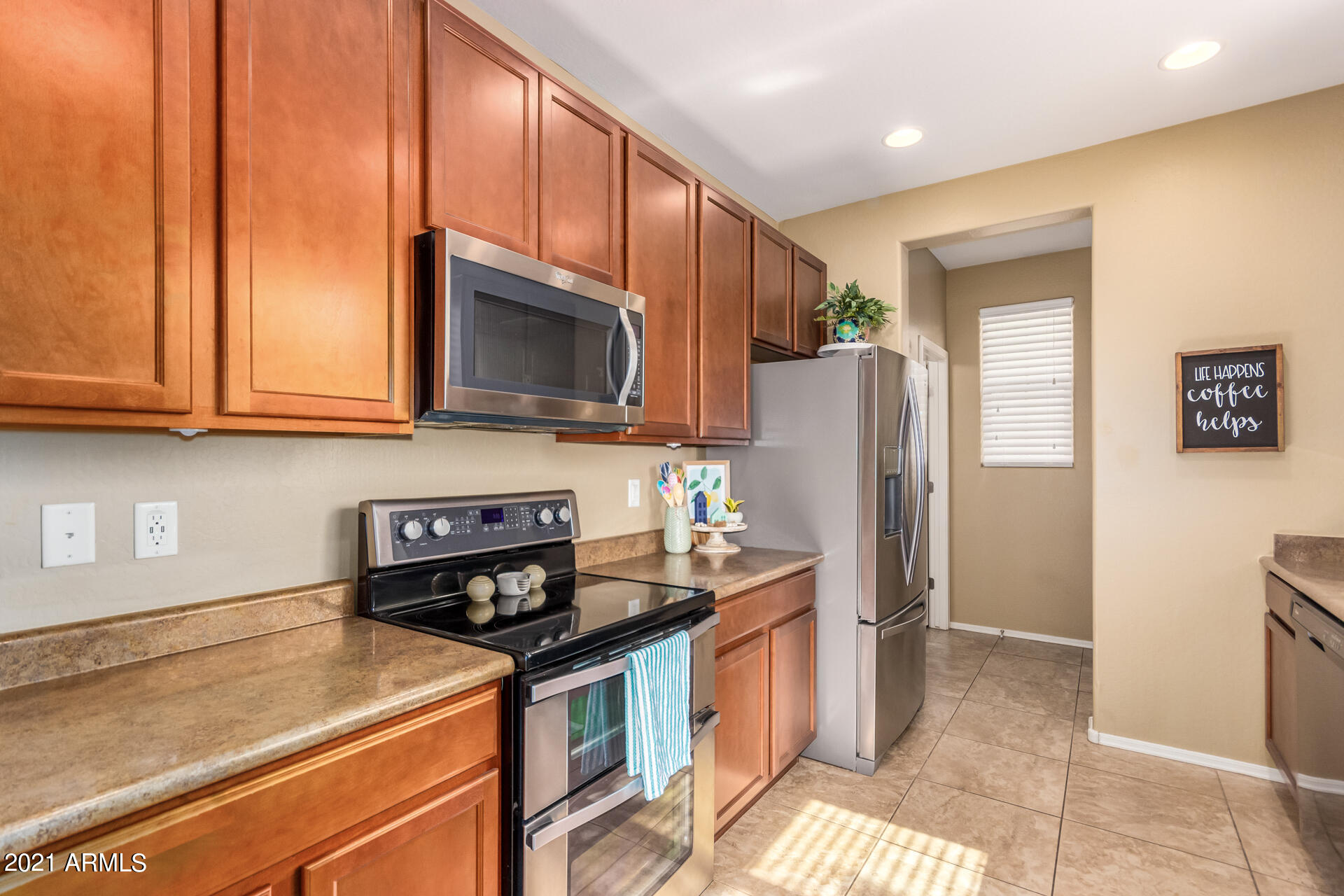 545 North Ranger Trail Gilbert, AZ 85234 - Photo 5 of 39 Kitchen