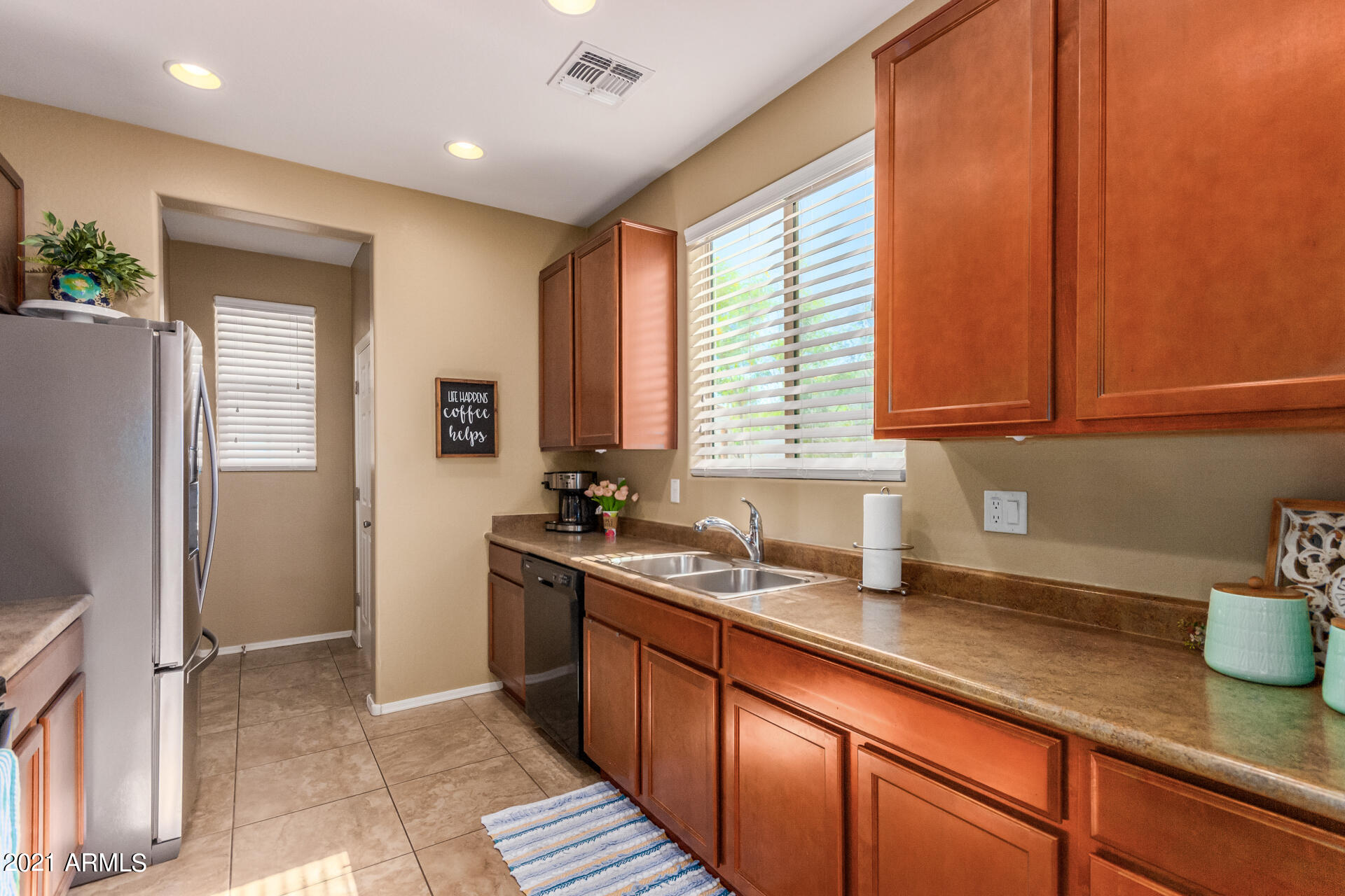 545 North Ranger Trail Gilbert, AZ 85234 - Photo 6 of 39 Kitchen