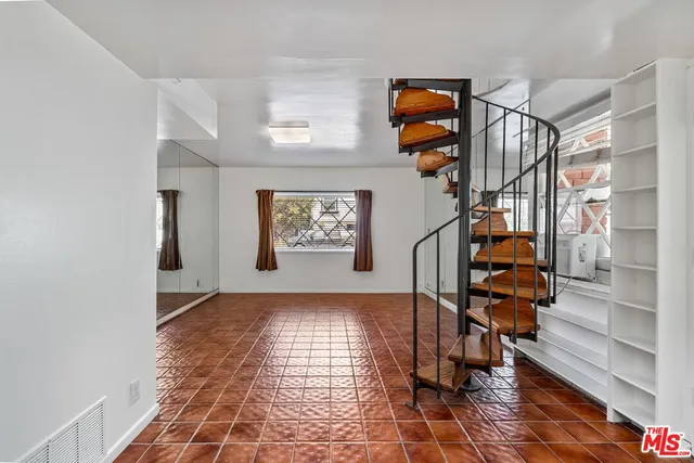 a view of entryway with a workspace