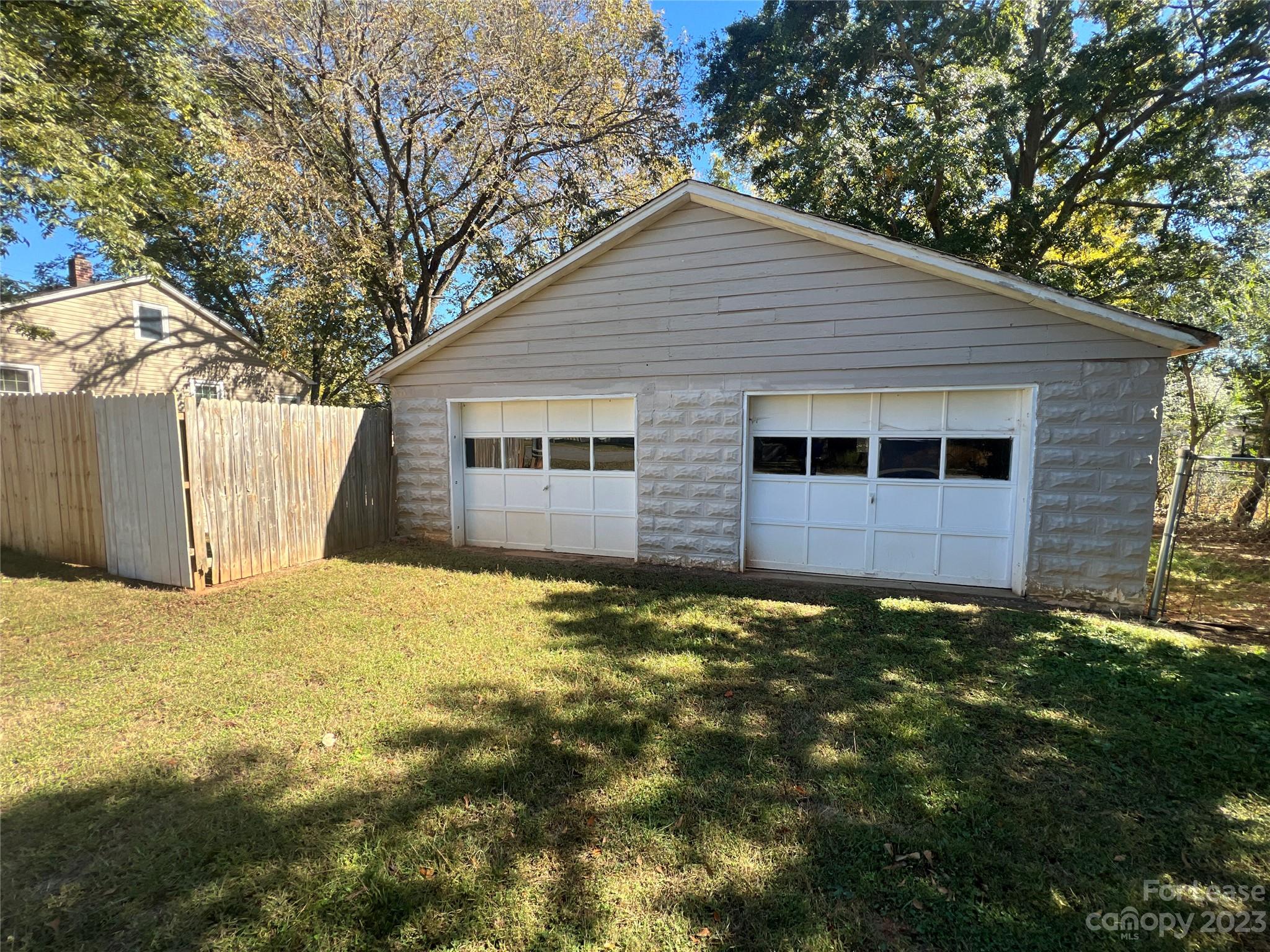 1710 King Road Shelby, NC 28150 - Photo 19 of 20 a backyard of a house