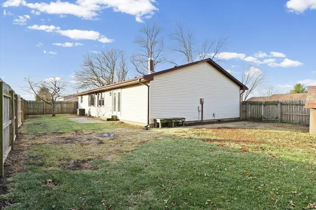 a house view with backyard space