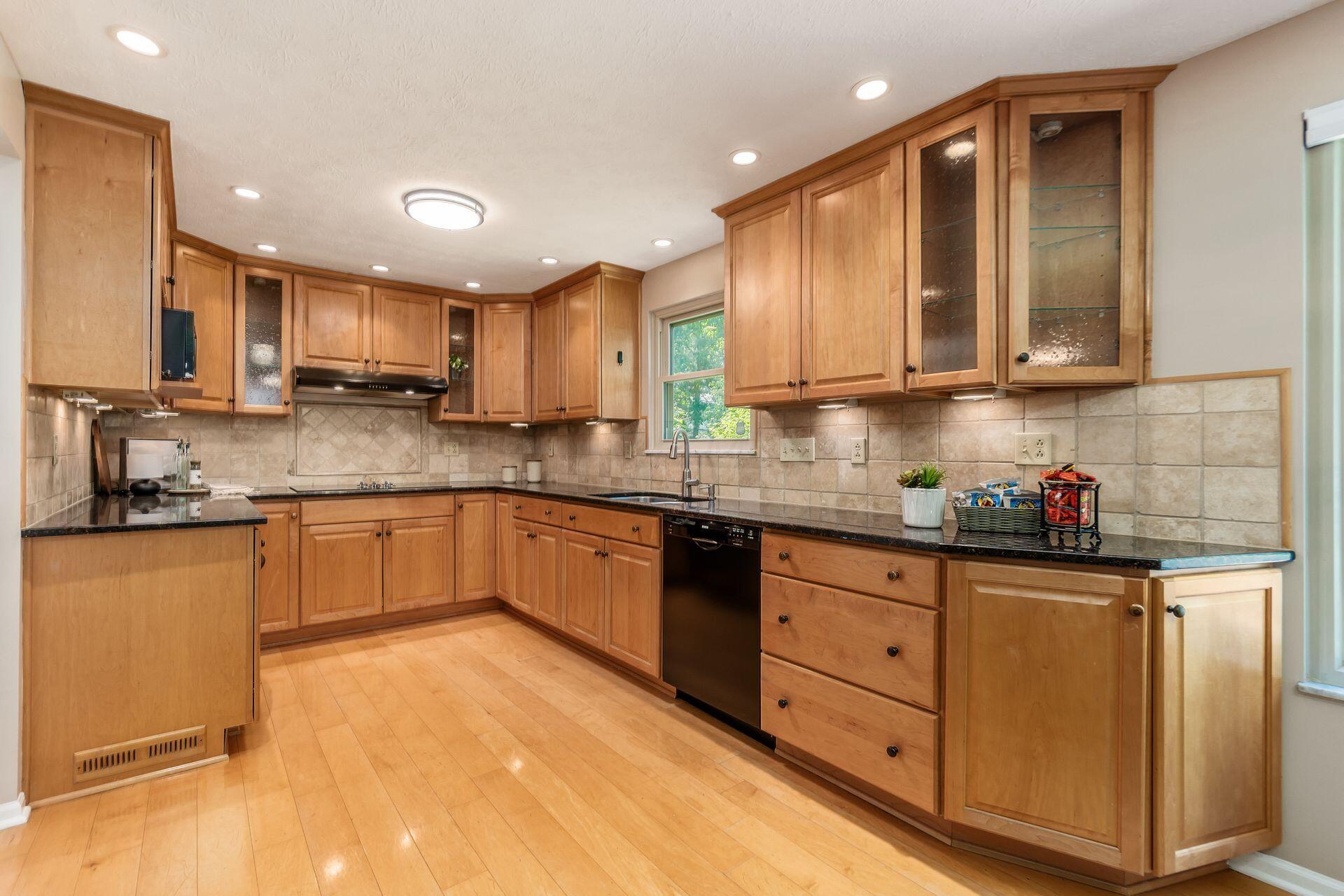 2400 Willis Road Dublin, OH 43016 - Photo 7 of 36 Kitchen