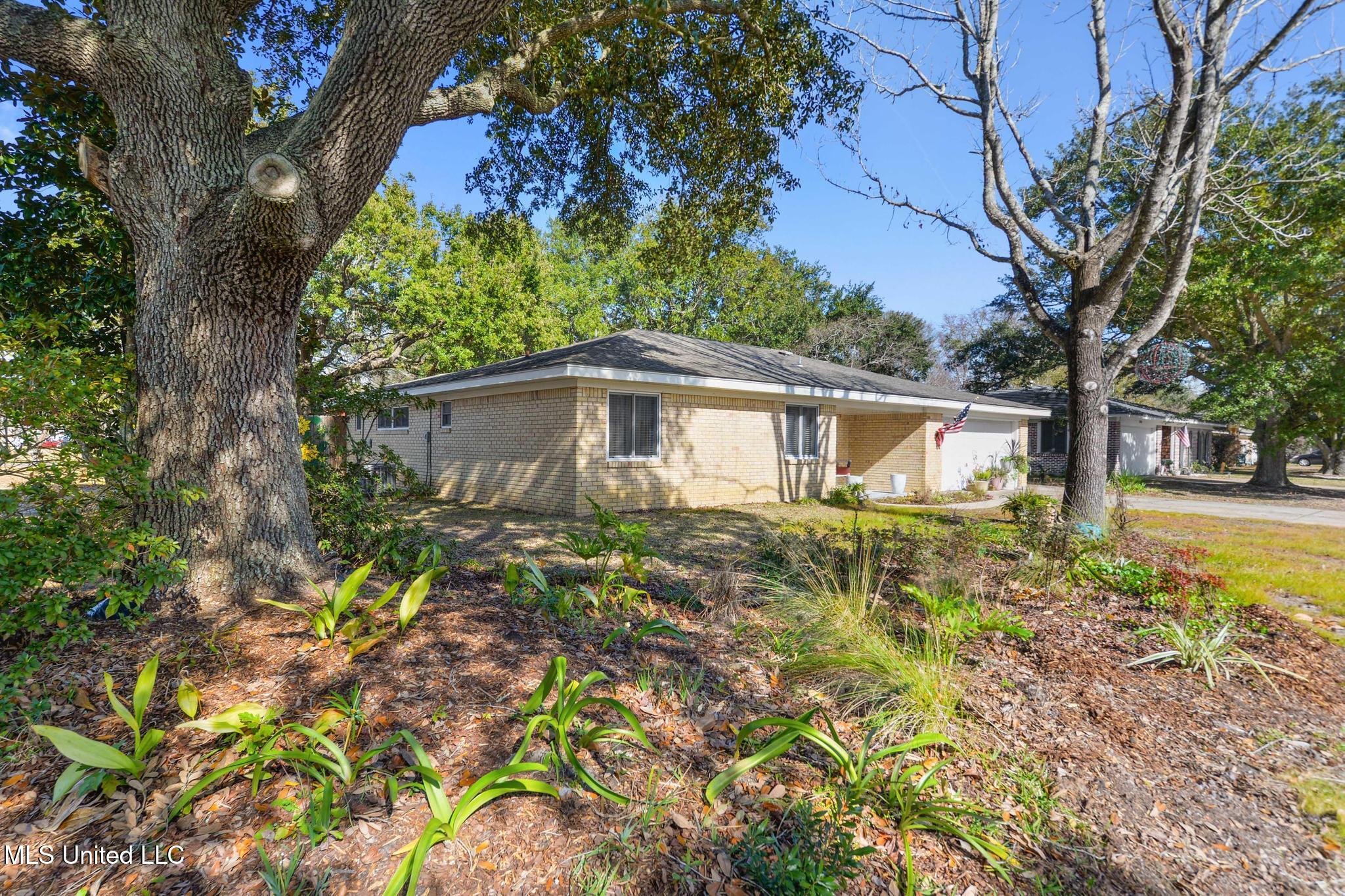 3231 Nottingham Road Ocean Springs, MS 39564 - Photo 2 of 27 002