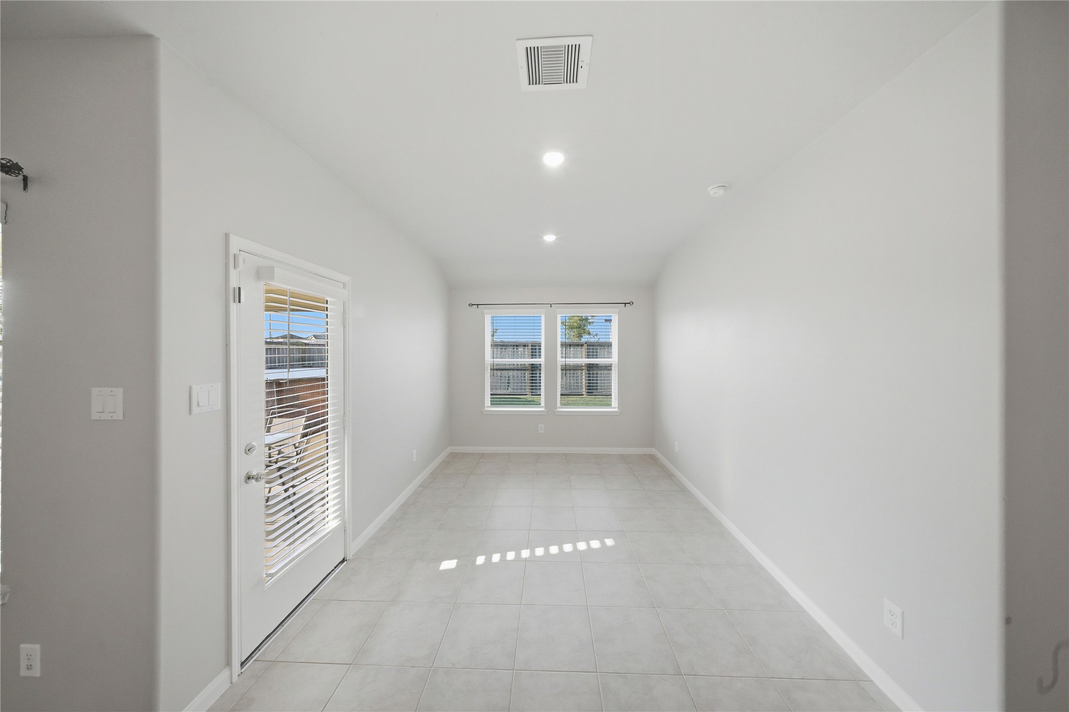 815 Barstow Drive Rosharon, TX 77583 - Photo 7 of 23 Additional dining view highlighting the open flow into the surrounding living spaces.