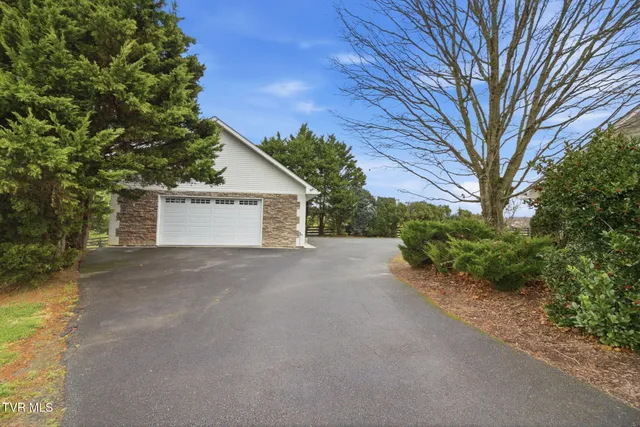 $699,000 | 22120 Flame Leaf Drive, Bristol, VA 24202