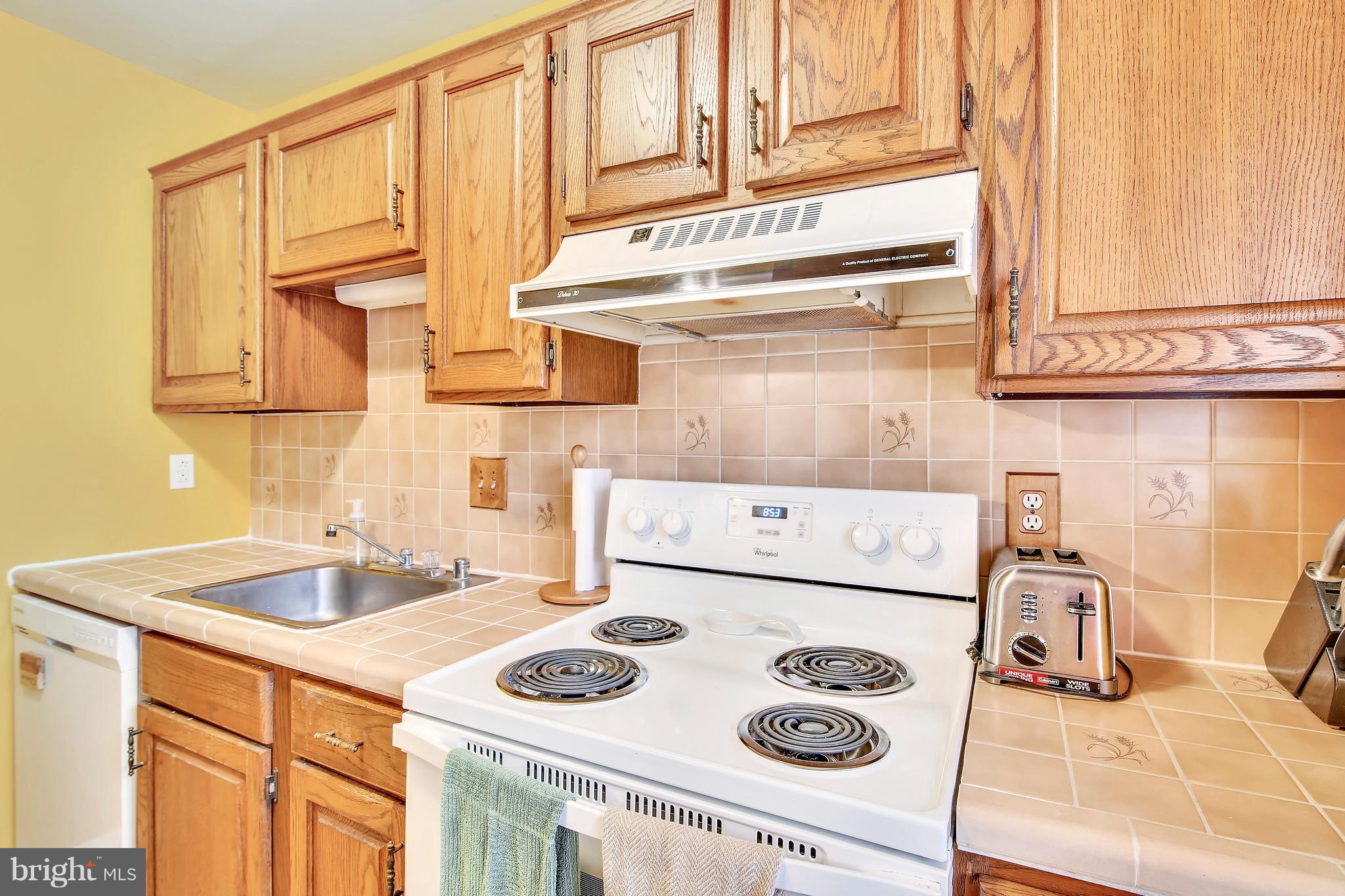 19406 Thomas Farm Road Gaithersburg, MD 20886 - Photo 6 of 15 a kitchen with a sink a stove and cabinets