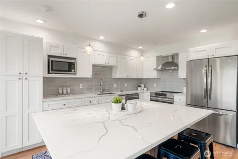 $930,000 | 7250 Northeast Old Redmond Road, Unit D115, Redmond, WA 98052
