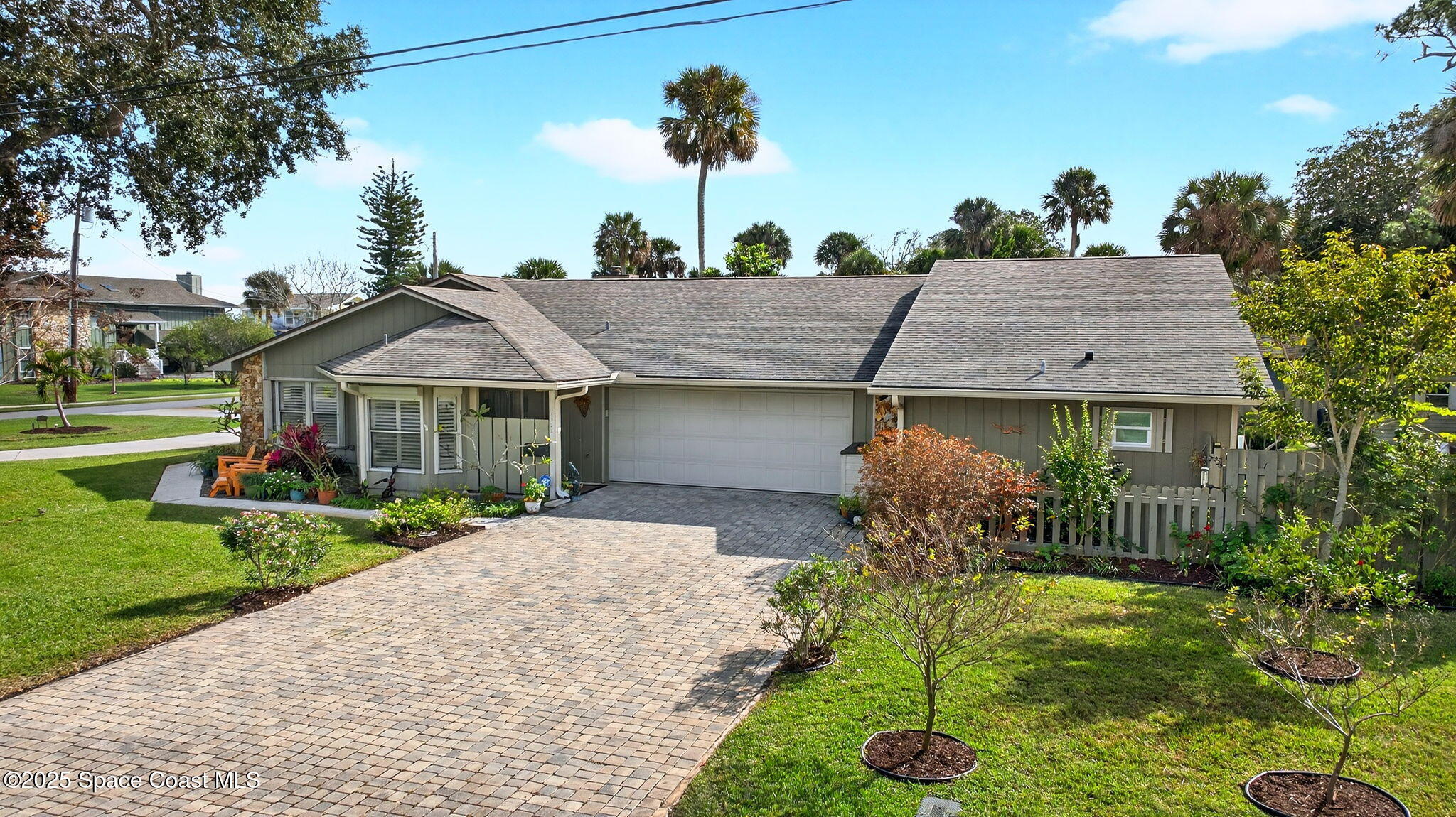 1100 South Riverside Drive Edgewater, FL 32132 - Photo 4 of 67 Side view w/ paver driveway