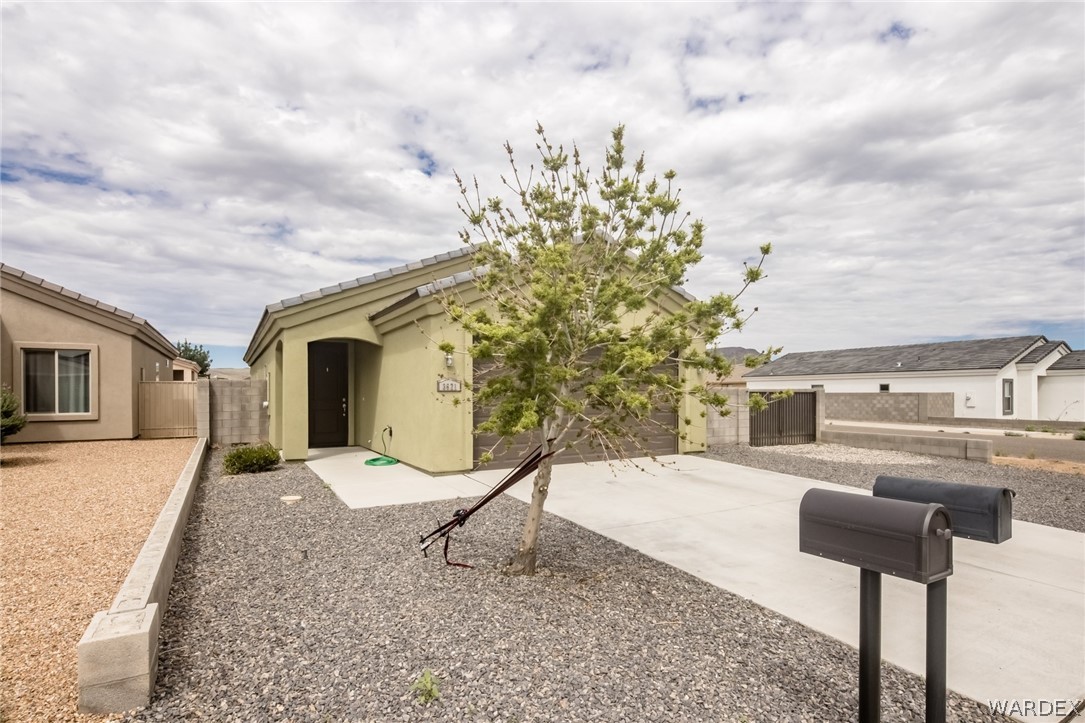 3621 North Kenneth Road Kingman, AZ 86409 - Photo 3 of 47 a front view of a house with garden