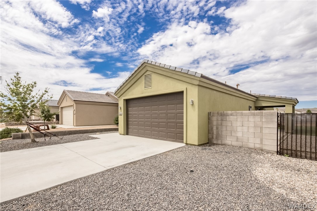 3621 North Kenneth Road Kingman, AZ 86409 - Photo 6 of 47 front view of a house with a yard