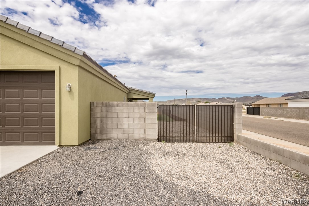 3621 North Kenneth Road Kingman, AZ 86409 - Photo 7 of 47 a view of a backyard