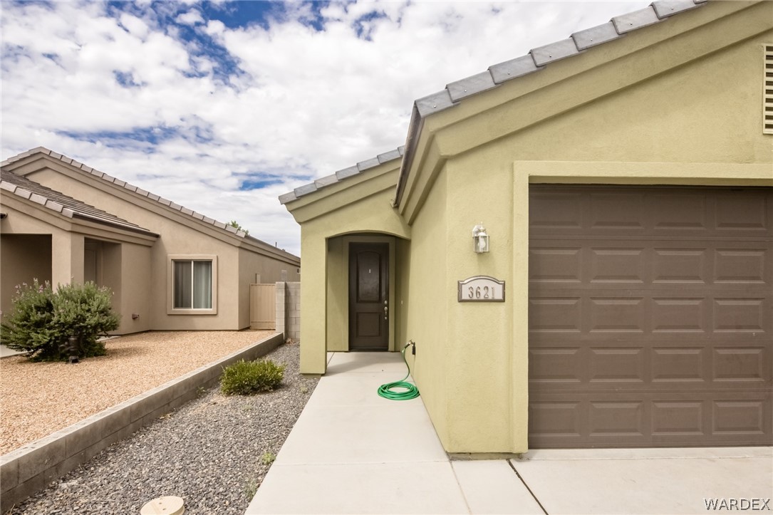 3621 North Kenneth Road Kingman, AZ 86409 - Photo 8 of 47 a front view of a house with garden