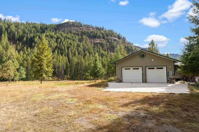 $879,000 | 28 First Thought Loop, Laurier, WA 99146