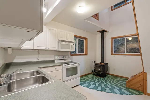 $879,000 | 28 First Thought Loop, Laurier, WA 99146