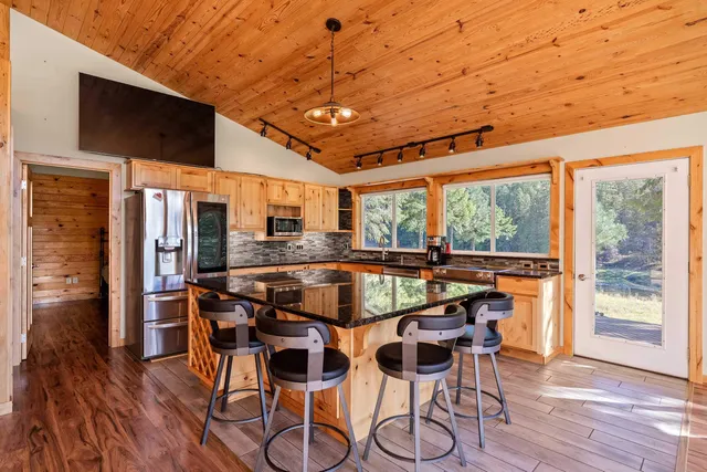 $879,000 | 28 First Thought Loop, Laurier, WA 99146