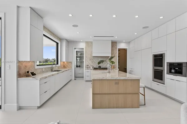 $10,495,000 | 2010 Intracoastal Drive, Fort Lauderdale, FL 33305
