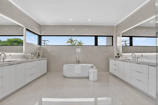 $10,495,000 | 2010 Intracoastal Drive, Fort Lauderdale, FL 33305