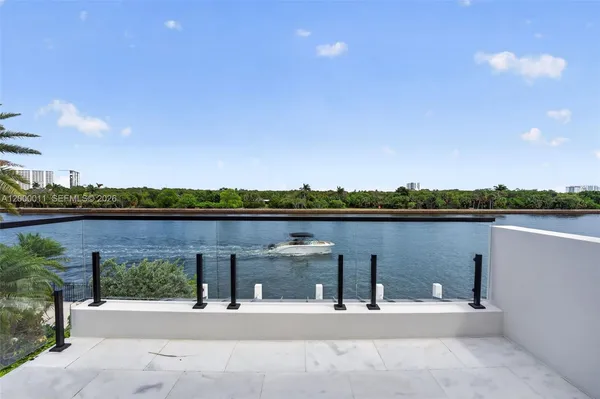 $10,495,000 | 2010 Intracoastal Drive, Fort Lauderdale, FL 33305