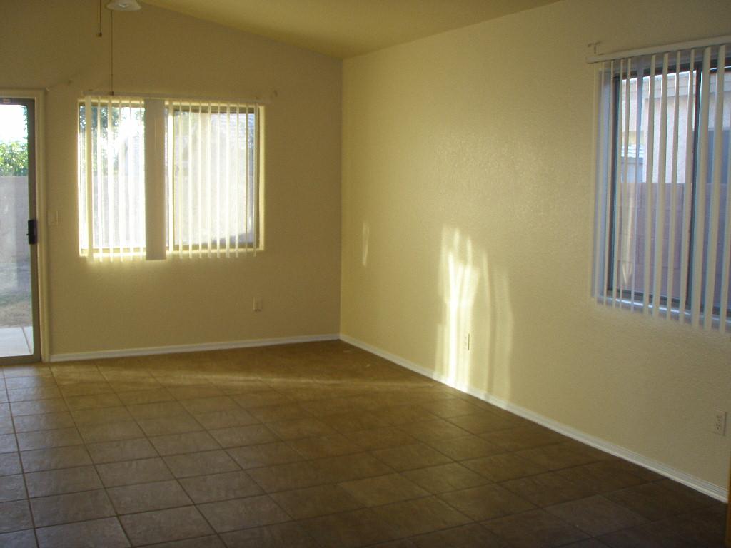 6419 West Cordes Road Phoenix, AZ 85043 - Photo 3 of 11 EAT IN KITCHEN