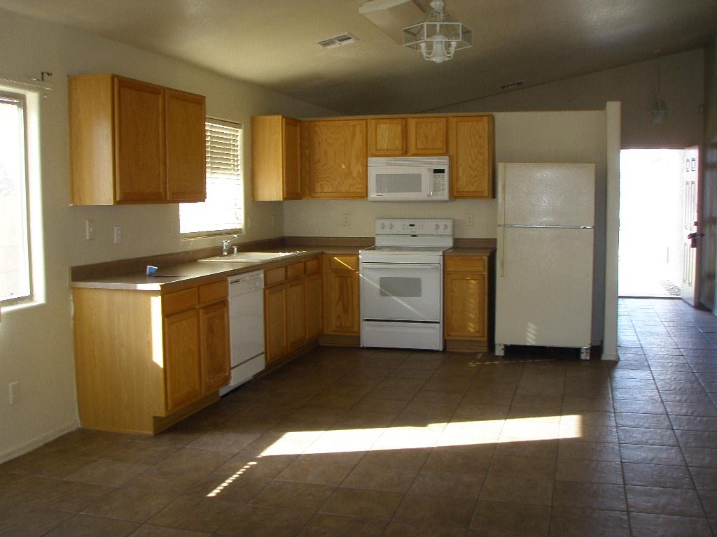 6419 West Cordes Road Phoenix, AZ 85043 - Photo 4 of 11 KITCHEN