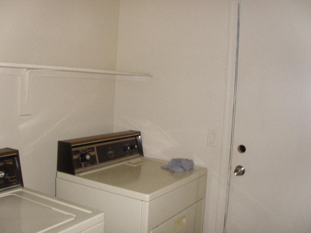 6419 West Cordes Road Phoenix, AZ 85043 - Photo 8 of 11 LAUNDRY