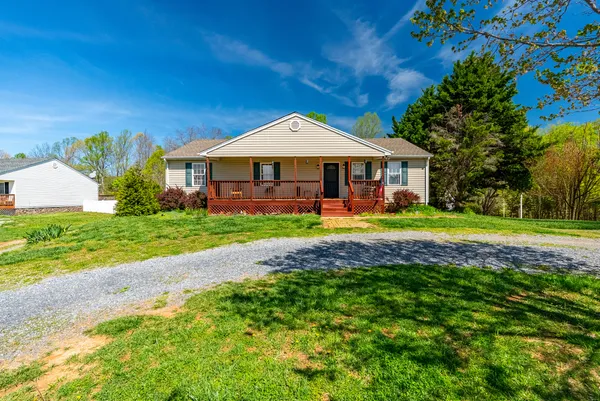 $359,900 | 2305 Smith Mountain Lake Parkway, Huddleston, VA 24104