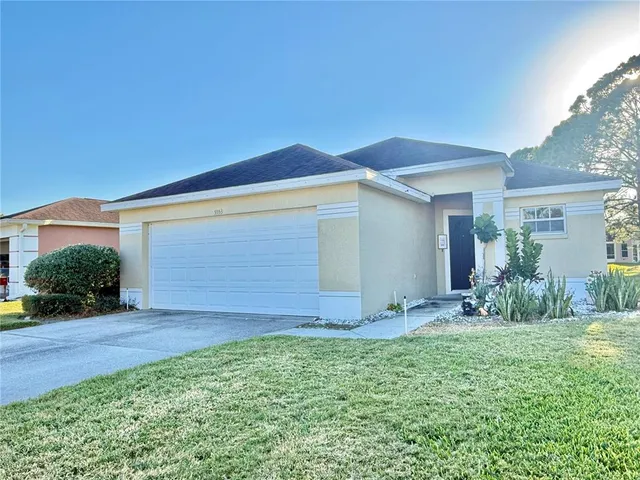 a view of a house with yard and garage