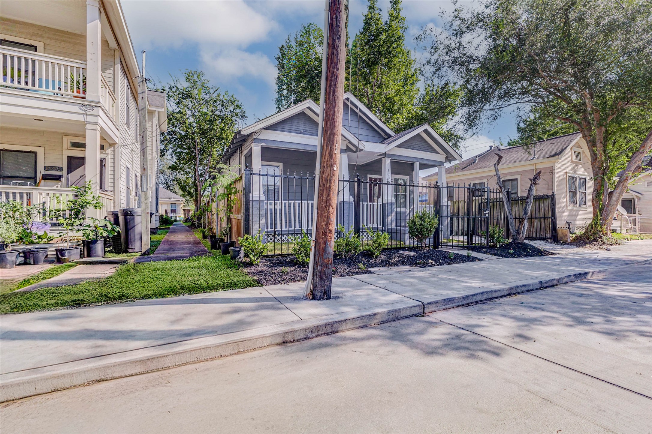 1606 Ruthven Street, Unit AB Houston, TX 77019 - Photo 2 of 6 a front view of a house with garden
