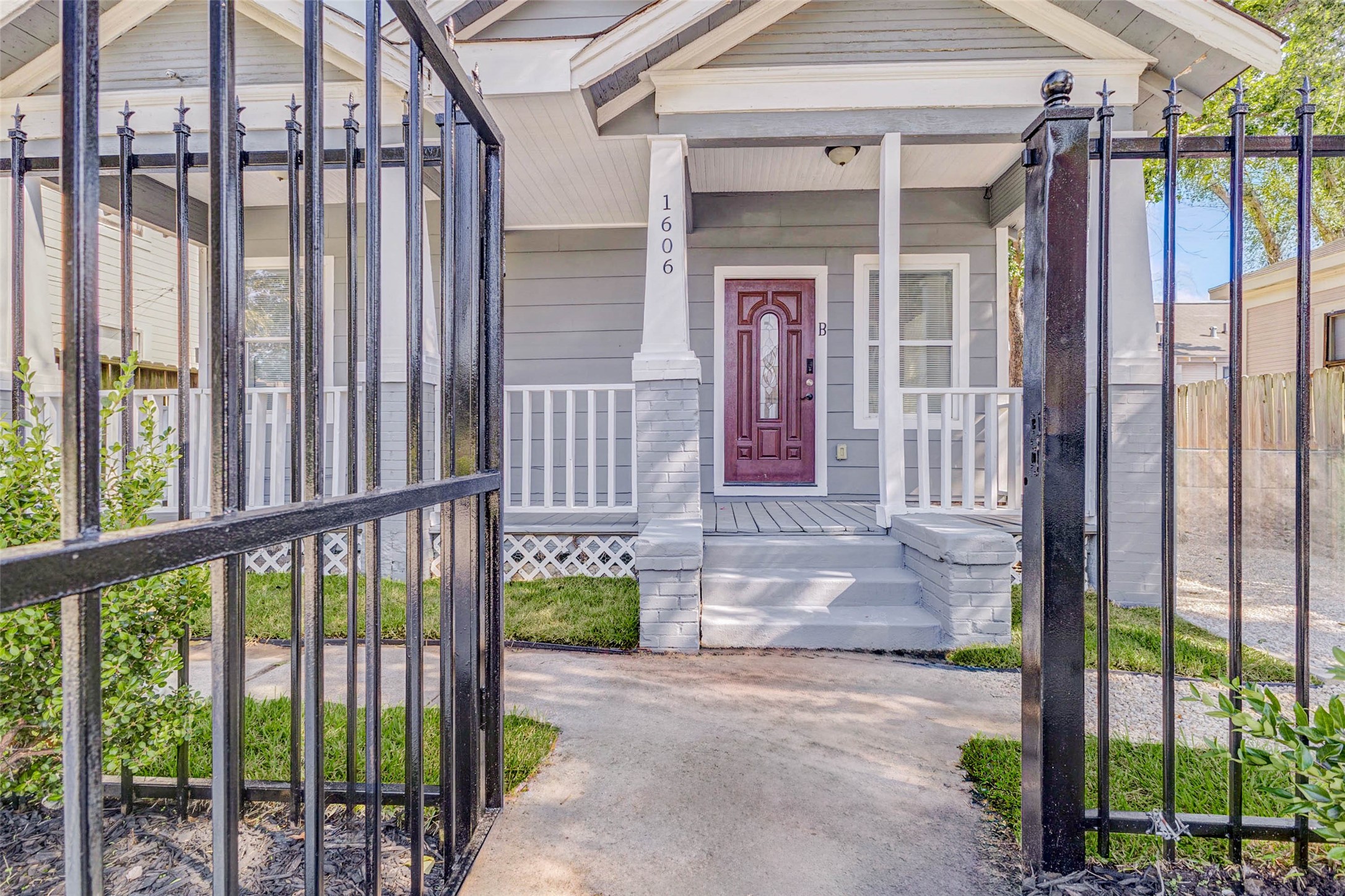 1606 Ruthven Street, Unit AB Houston, TX 77019 - Photo 4 of 6 a front view of a house with a glass windows