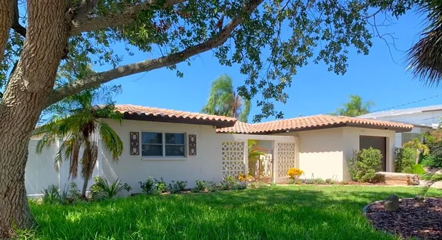 a view of a house with a yard