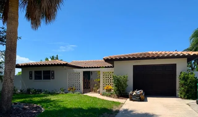 a view of a house with a yard