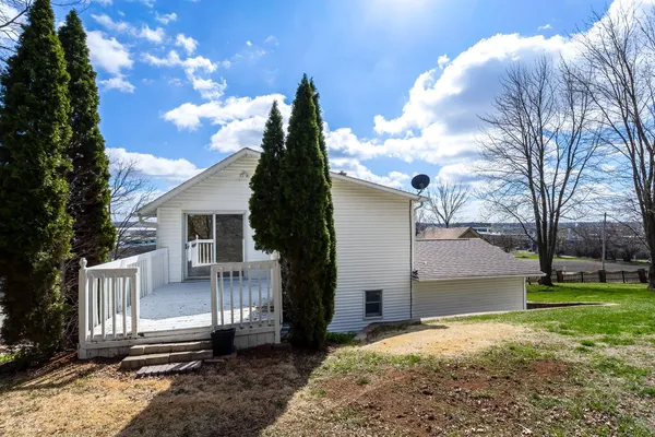 $359,900 | 6400 Valley Drive, Bettendorf, IA 52722