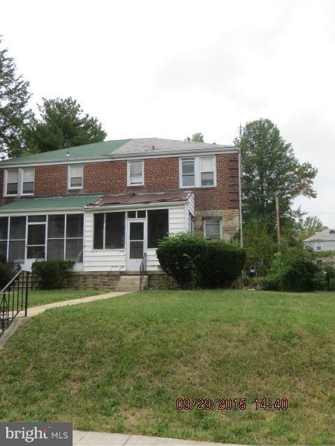 a view of a yard in front of a house