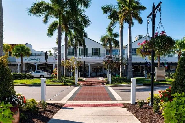 $985,000 | 433 Tremingham Way, Venice, FL 34293