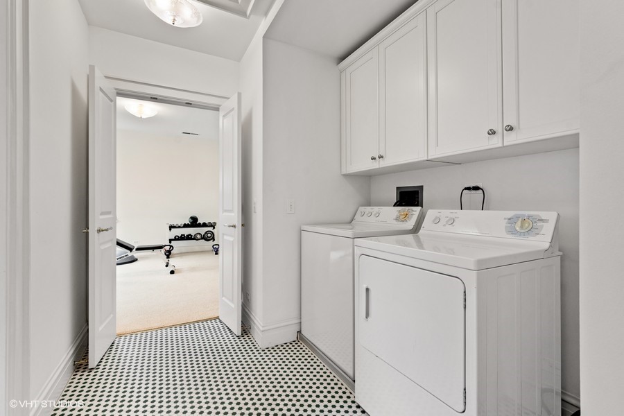 750 Glencoe Drive Glencoe, IL 60022 - Photo 20 of 26 a view of bathroom