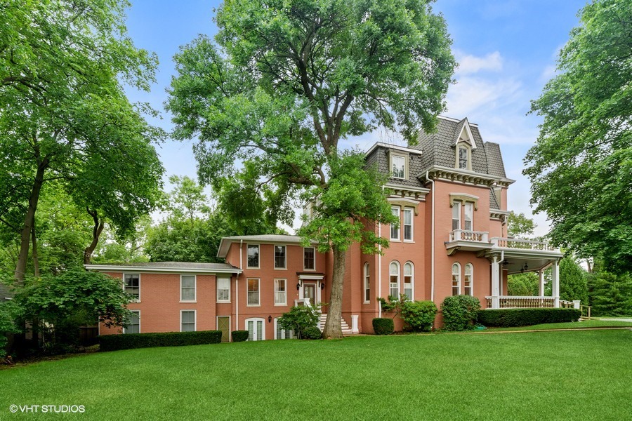 750 Glencoe Drive Glencoe, IL 60022 - Photo 2 of 26 front view of a house with a yard