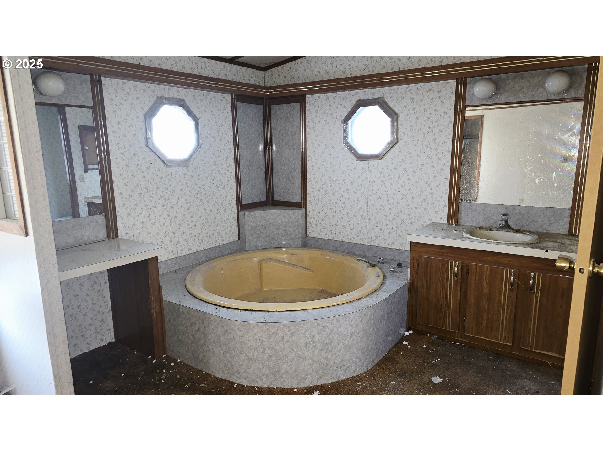 610 East Fulton Street Union, OR 97883 - Photo 11 of 27 a bathroom with a sink mirror vanity and tub