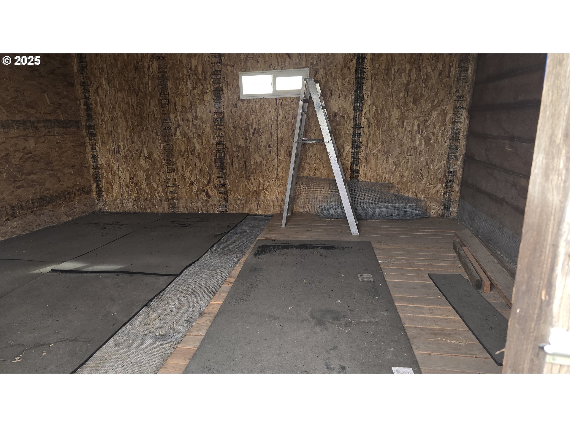 610 East Fulton Street Union, OR 97883 - Photo 20 of 27 a black and white photo of a room