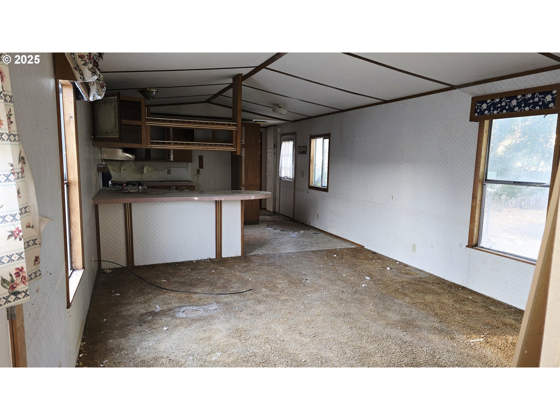 610 East Fulton Street Union, OR 97883 - Photo 2 of 27 a open kitchen with a refrigerator and window
