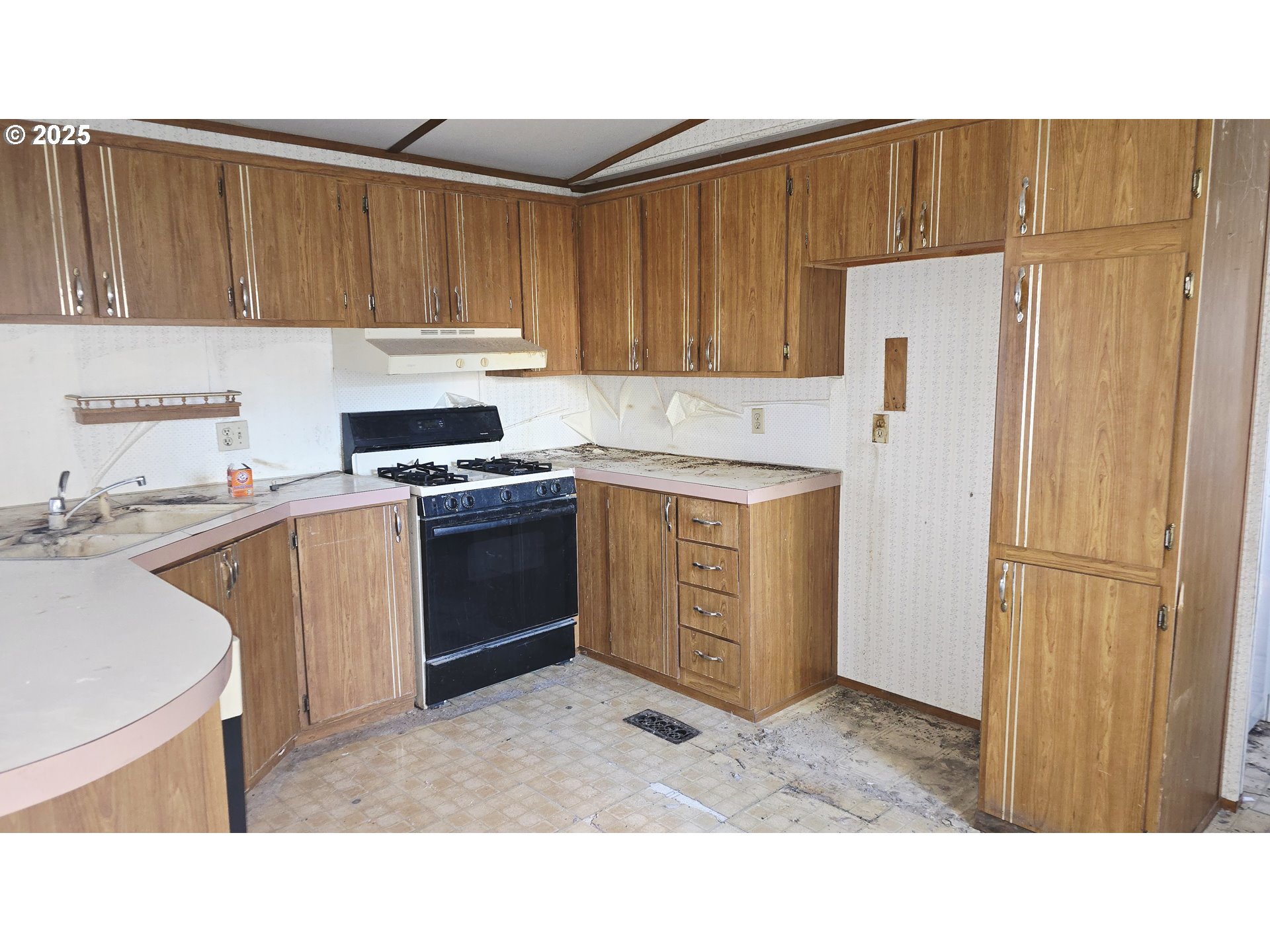 610 East Fulton Street Union, OR 97883 - Photo 6 of 27 a kitchen with a refrigerator a stove a sink and cabinets