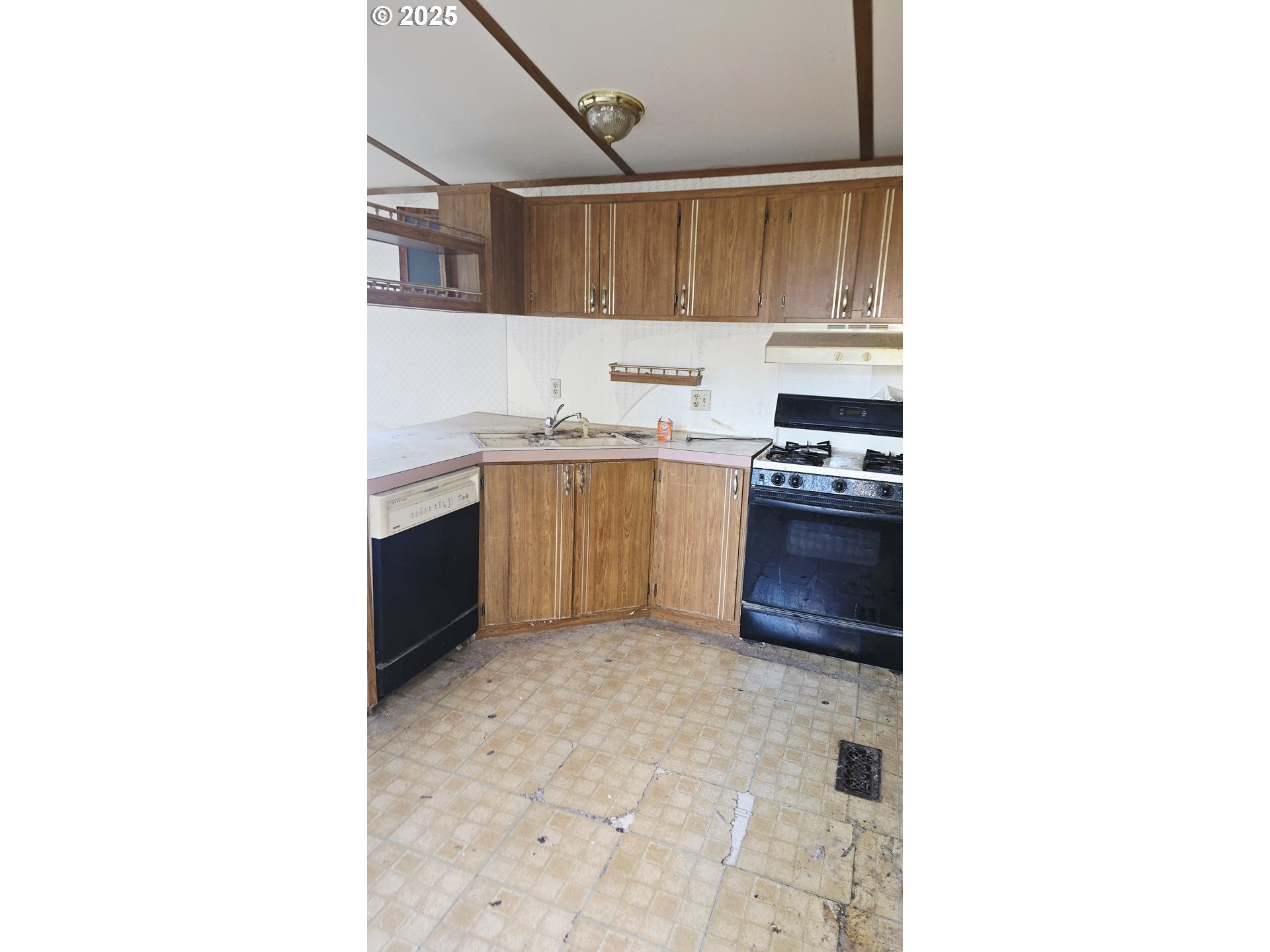 610 East Fulton Street Union, OR 97883 - Photo 8 of 27 a kitchen with a sink and cabinets