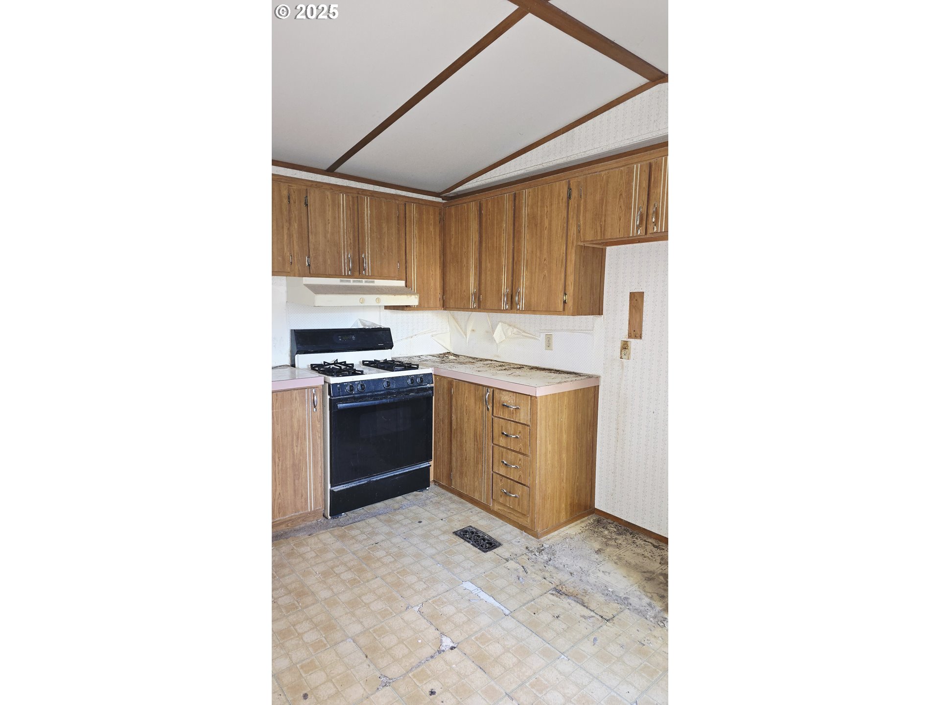 610 East Fulton Street Union, OR 97883 - Photo 9 of 27 a kitchen with a sink cabinets and appliances