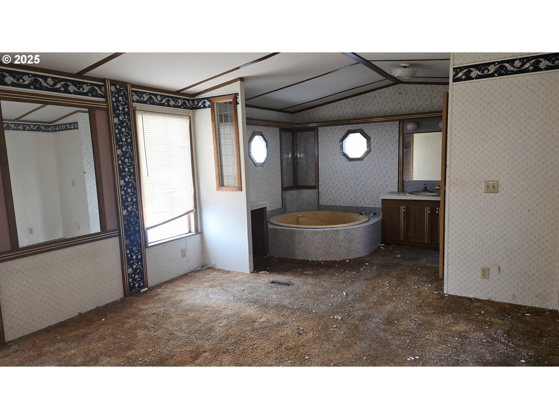 610 East Fulton Street Union, OR 97883 - Photo 10 of 27 a living room filled with furniture and a window