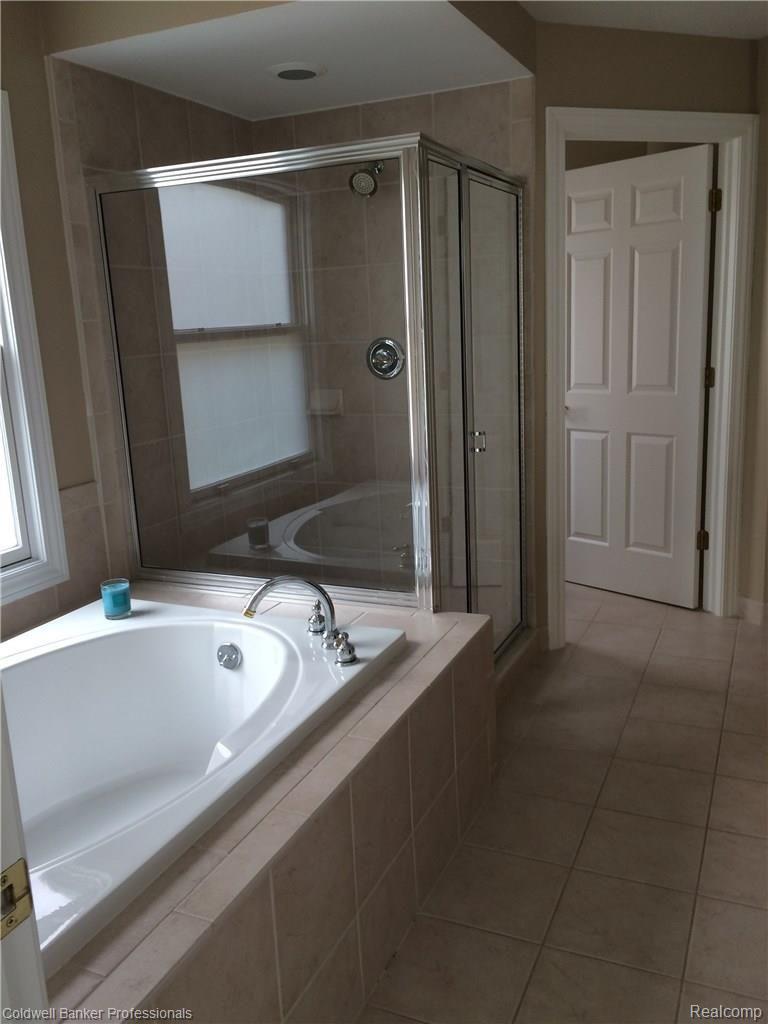 4723 Oakhurst Ridge Road, Unit 223 Clarkston, MI 48348 - Photo 15 of 21 Master Bath