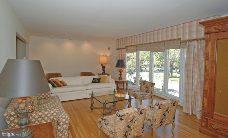 5634 Oldchester Road Bethesda, MD 20814 - Photo 11 of 28 Living Room
