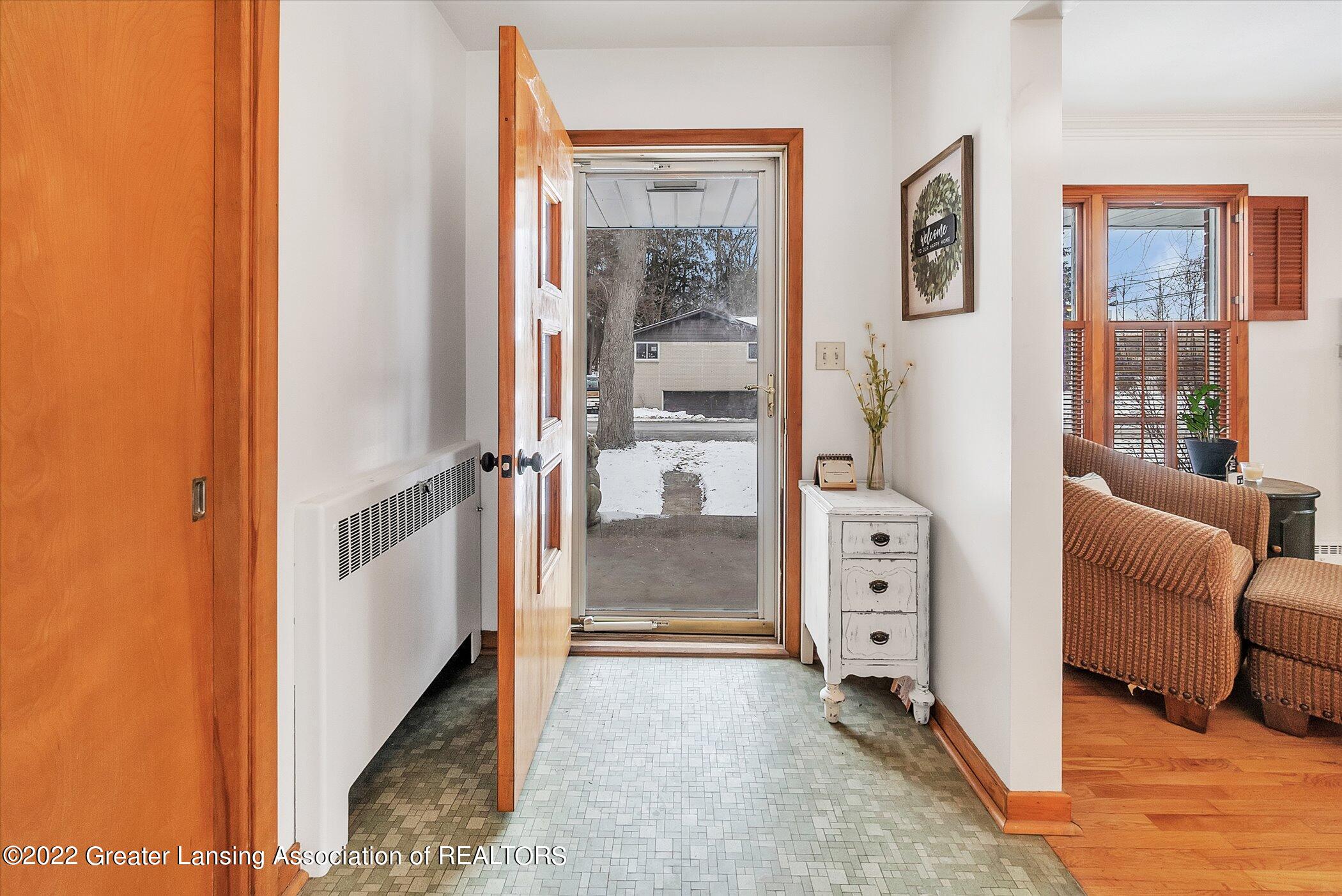 103 Oxford Road East Lansing, MI 48823 - Photo 6 of 36 06-103-Oxford-Rd-WindowStill-Real-Estate