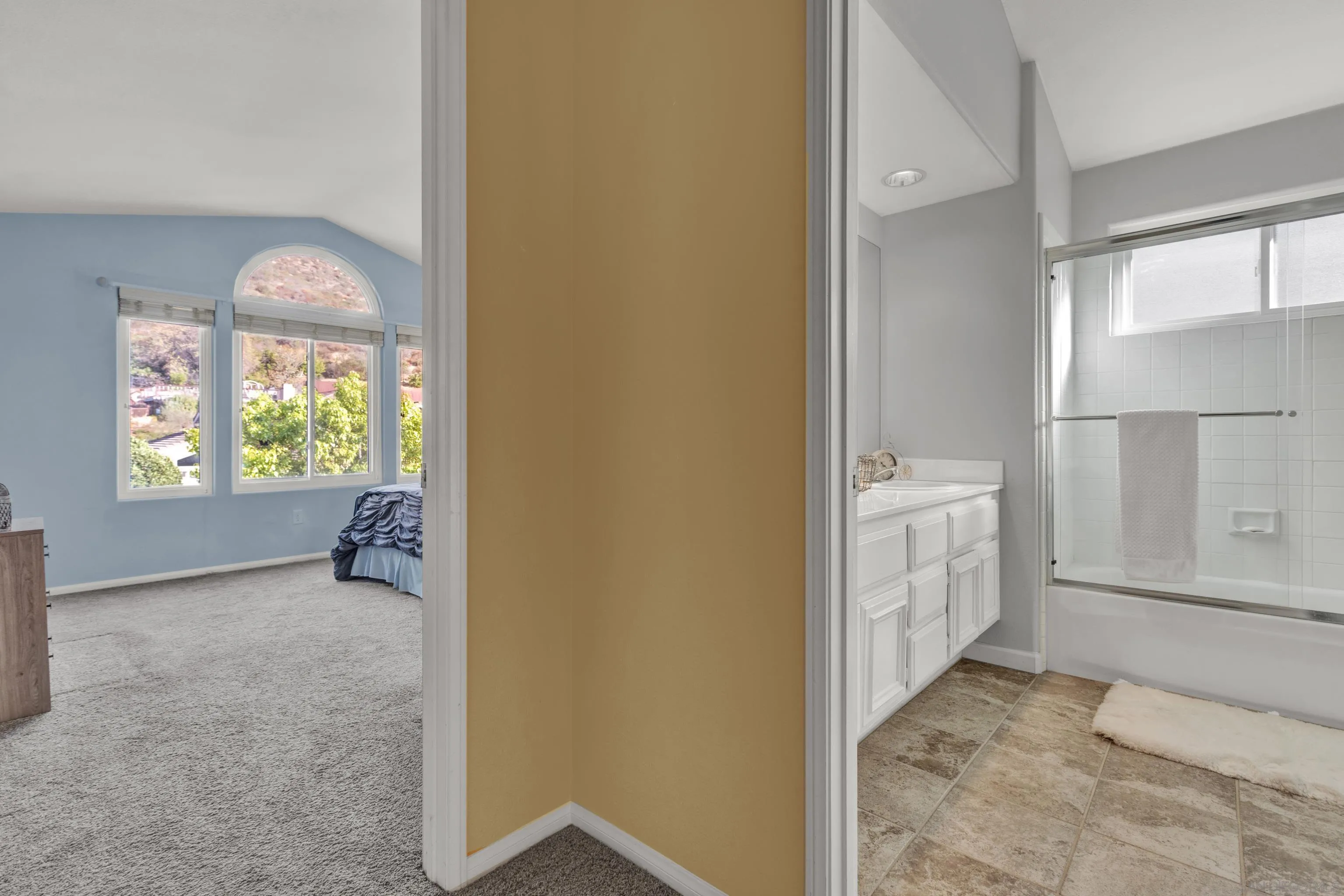 15550 Garden Road Poway, CA 92064 - Photo 39 of 48 an empty room with windows and closet