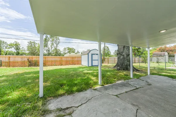 a view of a house with backyard and a garden