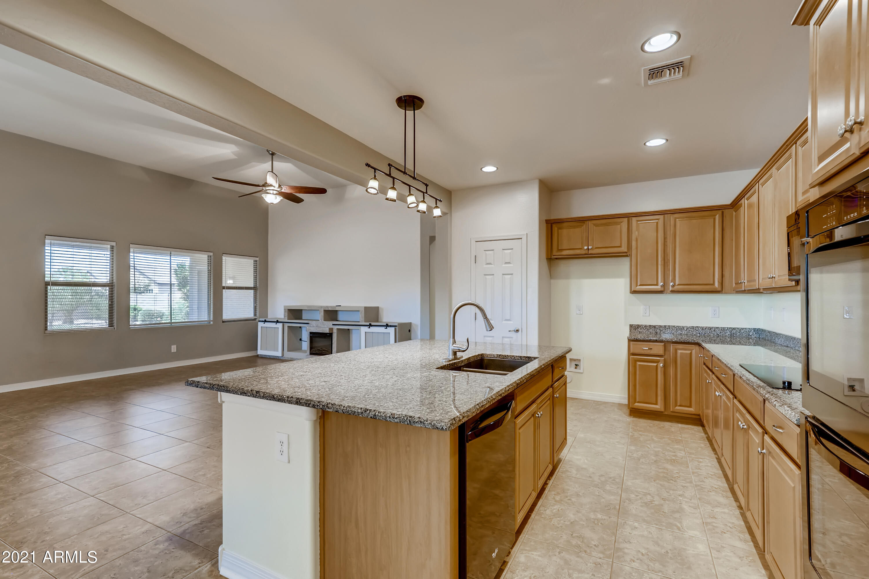 19698 North Flamingo Road Maricopa, AZ 85138 - Photo 11 of 33 10-079913743-29 Kitchen